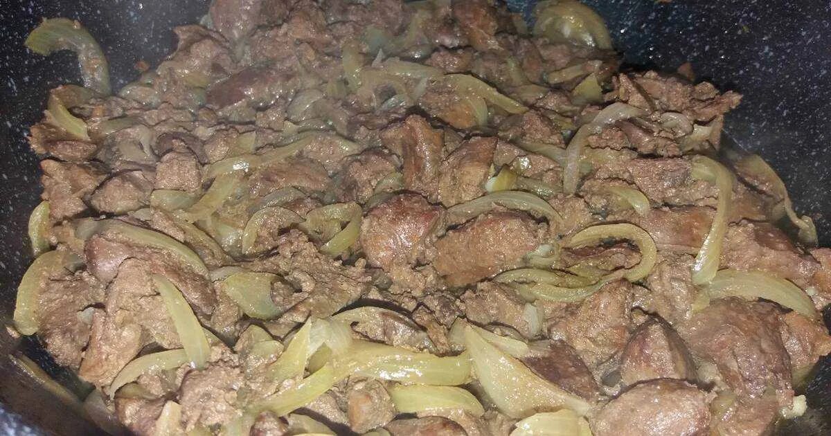 Приготовить печенку говяжью вкусно и быстро. Печень куриная жареная с луком. Куриная печень с луком на сковороде. Печень жареная с луком на сковороде. Печень куриная жареная с луком на сковороде.