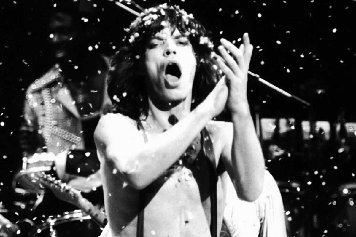 Мик Джаггер в молодости на сцене. Мик Джаггер молодой на сцене. Mick Jagger Happy Birthday. Мик Джаггер прыгает.