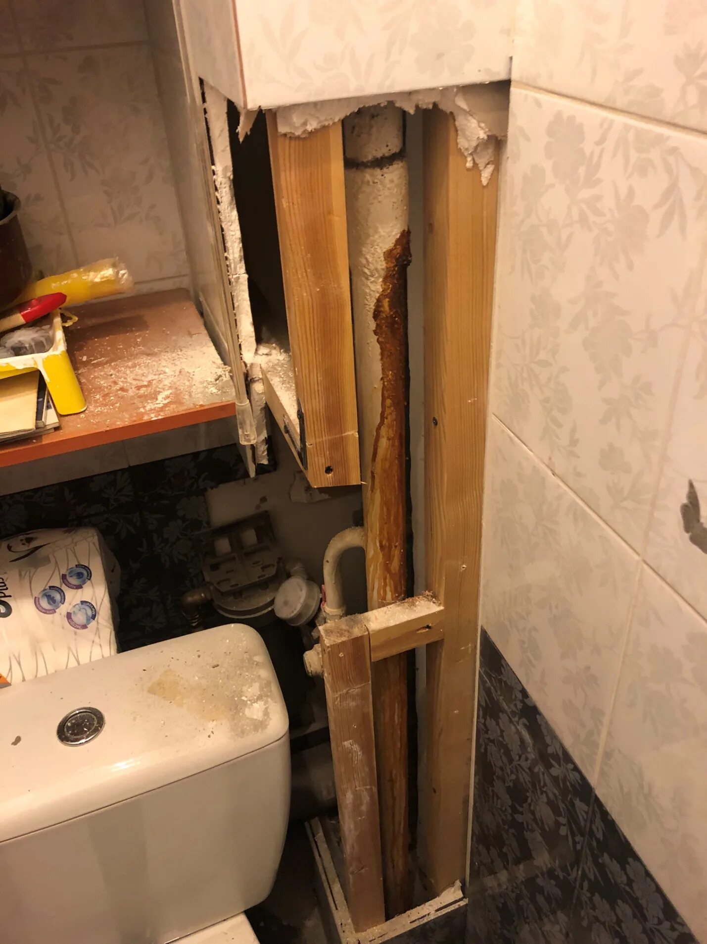 Каркас для скрытия труб. Каркас для канализационной трубы в туалете. Каркас короба для труб в ванной. Спрятать трубы в туалете. Короб под батарею из гипсокартона.