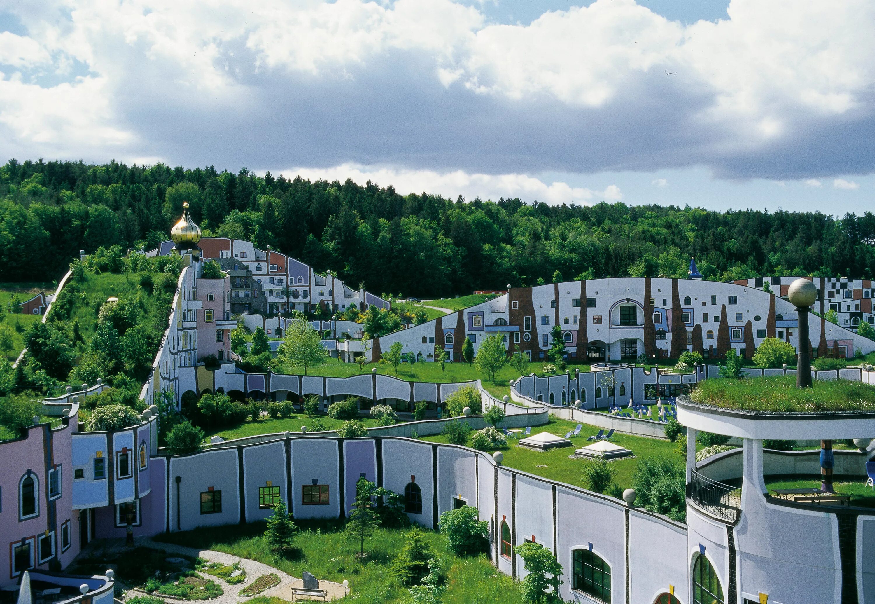 Bad village. Деревня Блюмау Штирия Австрия. Рогнер БАД Блюмау Австрия. Деревня БАД Блюмау. Отель Bad Blumau в Австрии.