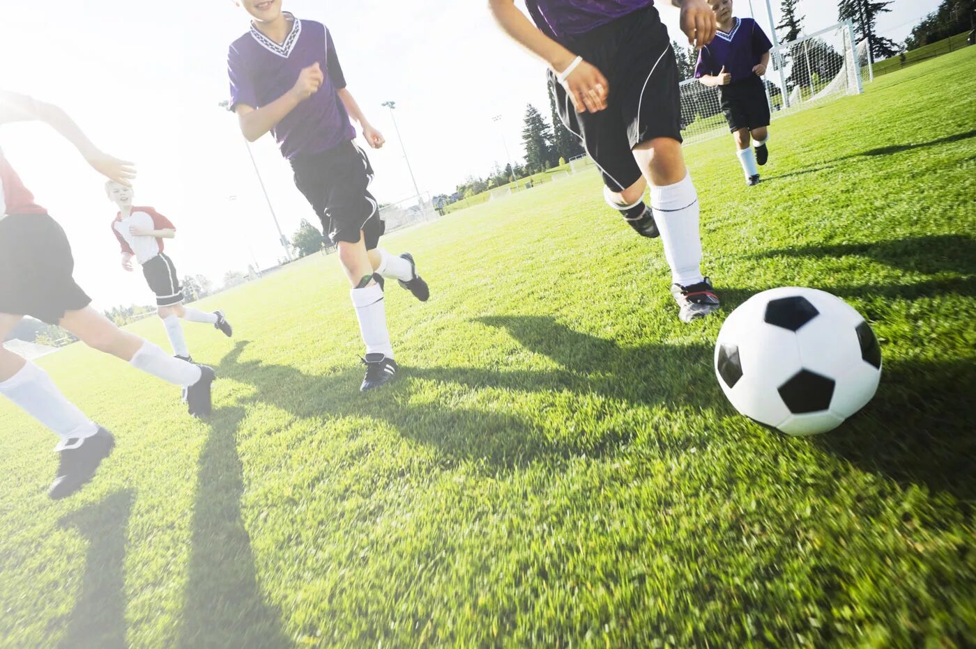 спортивные дети. дети на прогулке. футбол дети. друзья играют в футбол. друзья играют в футбол.