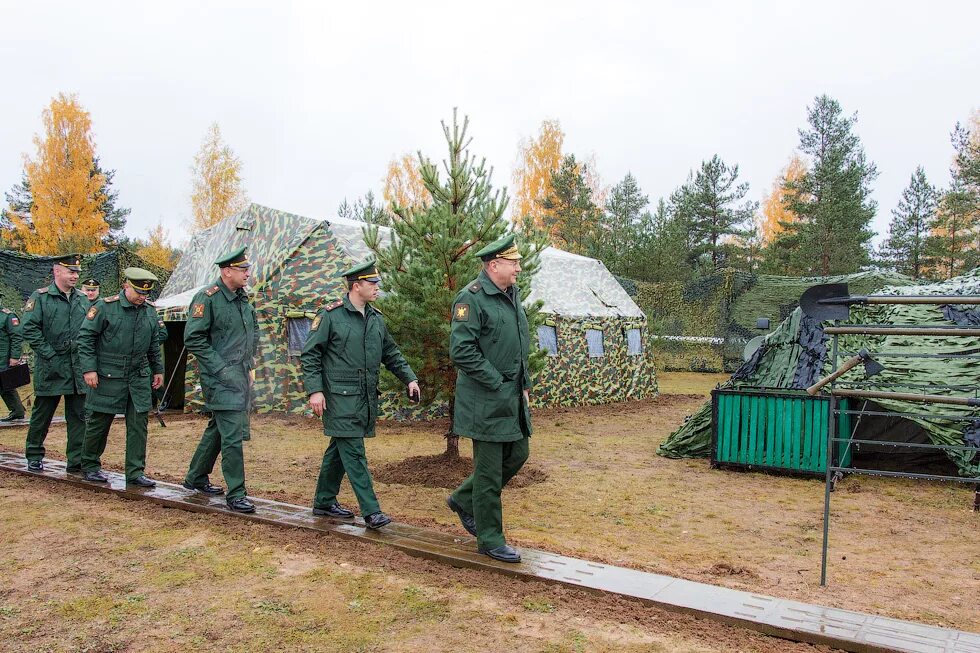 Полевой лагерь военнослужащих вс РФ. Военный полевой лагерь РФ. Военная комната досуга. Полевая комната досуга. Служба в полевых условиях