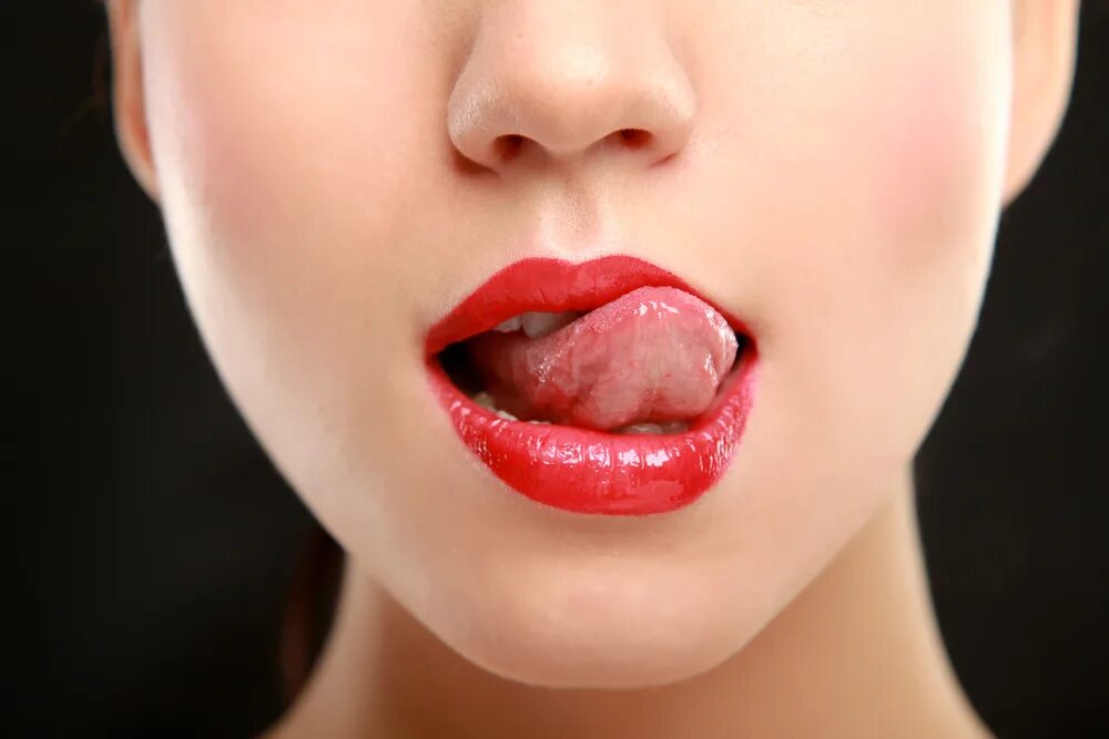 Язык прилично. Женские губы. Облизывает губы. Женские губы с языком. Сочные губы.