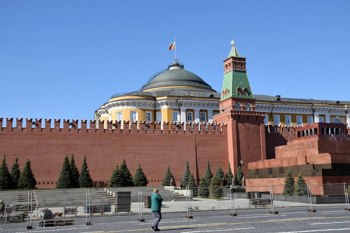 Кремль из какого камня. Красная площадь достопримечательности памятники. Достопримечательности Москвы весной. Какие достопримечательности можно увидеть в Кремле. Какие достопримечательности можно увидеть в Кремле на красной.
