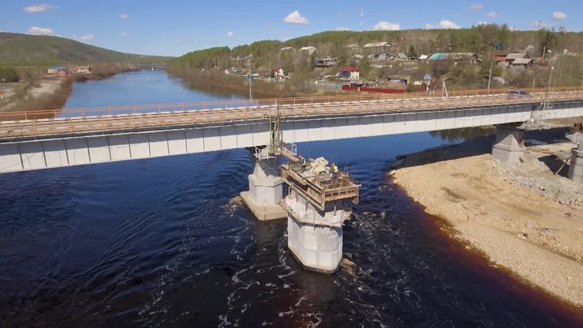 Мост через реку Тында. Река Тында. Река Тында Амурская область. Город Тында новый мост.