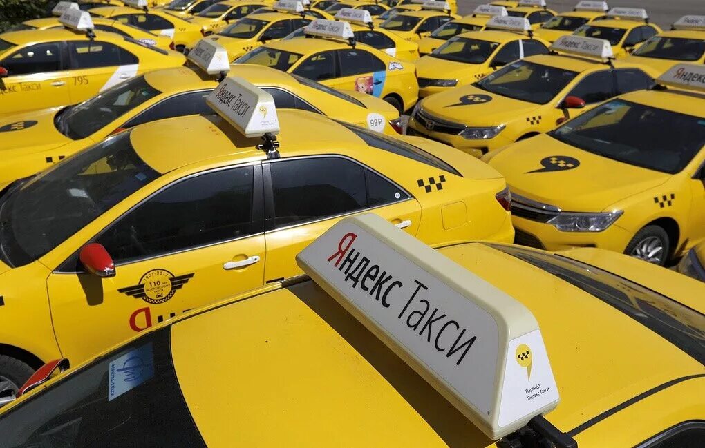Автопарк желтых машин. Автомобиль «такси». Таксопарк про. Автомобиль «такси». Такси в городе.