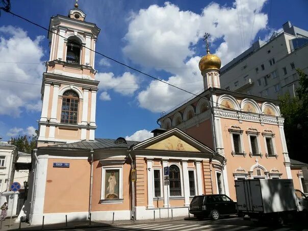 Брюсов переулок храм Воскресения Словущего. Брюсов переулок 15/2 храм Спиридона Тримифунтского. Храм Спиридона Тримифунтского в Москве Брюсов переулок.