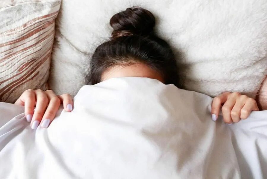 Длинные волосы во сне. Густые черные волосы. Держала волосы во сне. Держала волосы во сне. Длинные волосы на подушке.