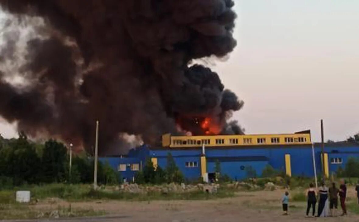 В родниках горит склад. Пожар НПО Слава Тучково. Пожар в Тучково. Пожар в Тучково сейчас. Пожар на складе в Подмосковье.