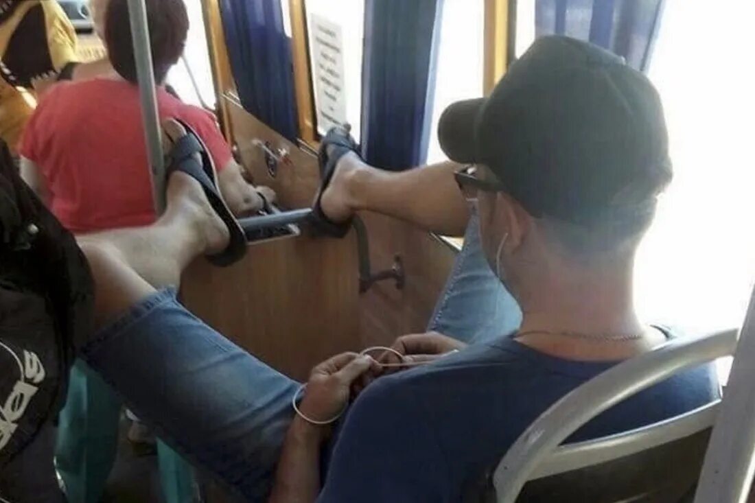 В автобусе было меньше. Устпил мест ов автобусе. уступить место в автобусе. уступать в транспорте. мужик в автобусе.