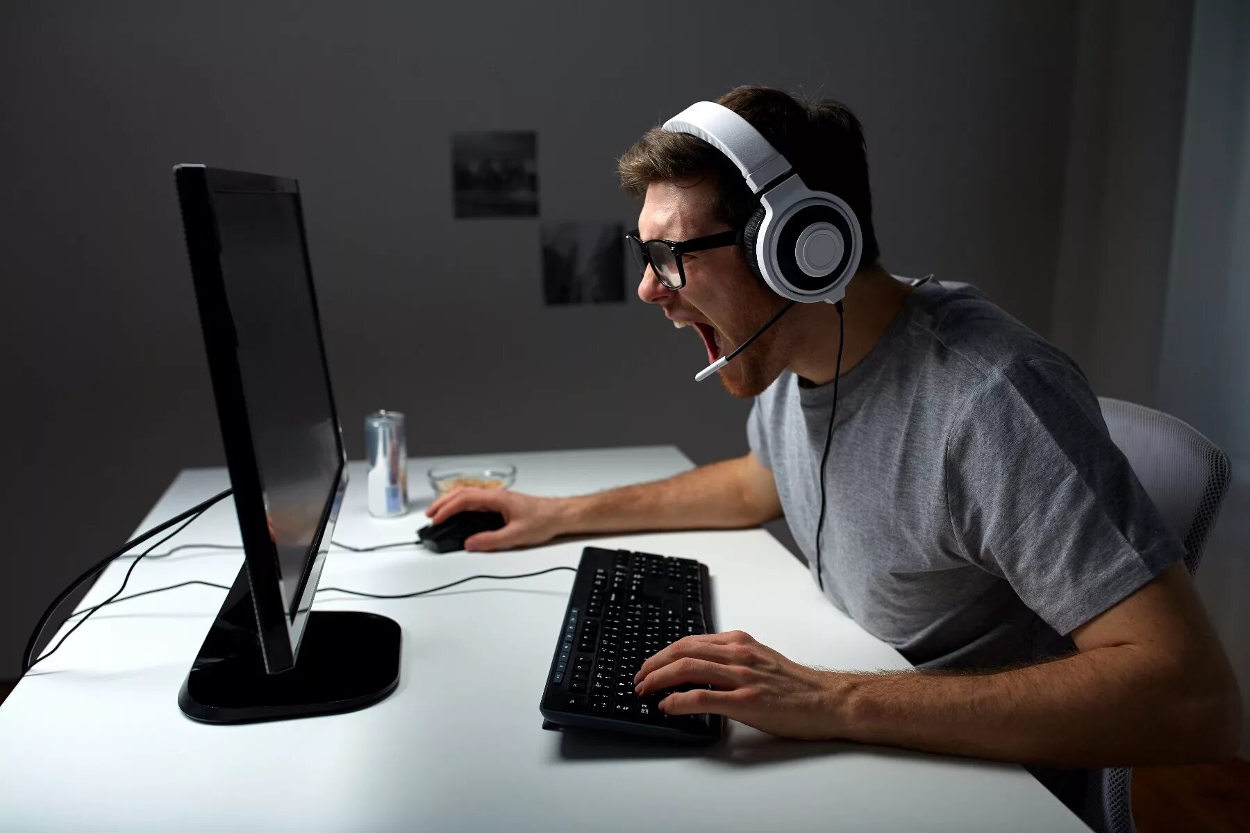 Фото продвинутый. Игрок в компьютерные игры. Человек играющий за компьютером. Парень играющий в компьютер. Геймер.