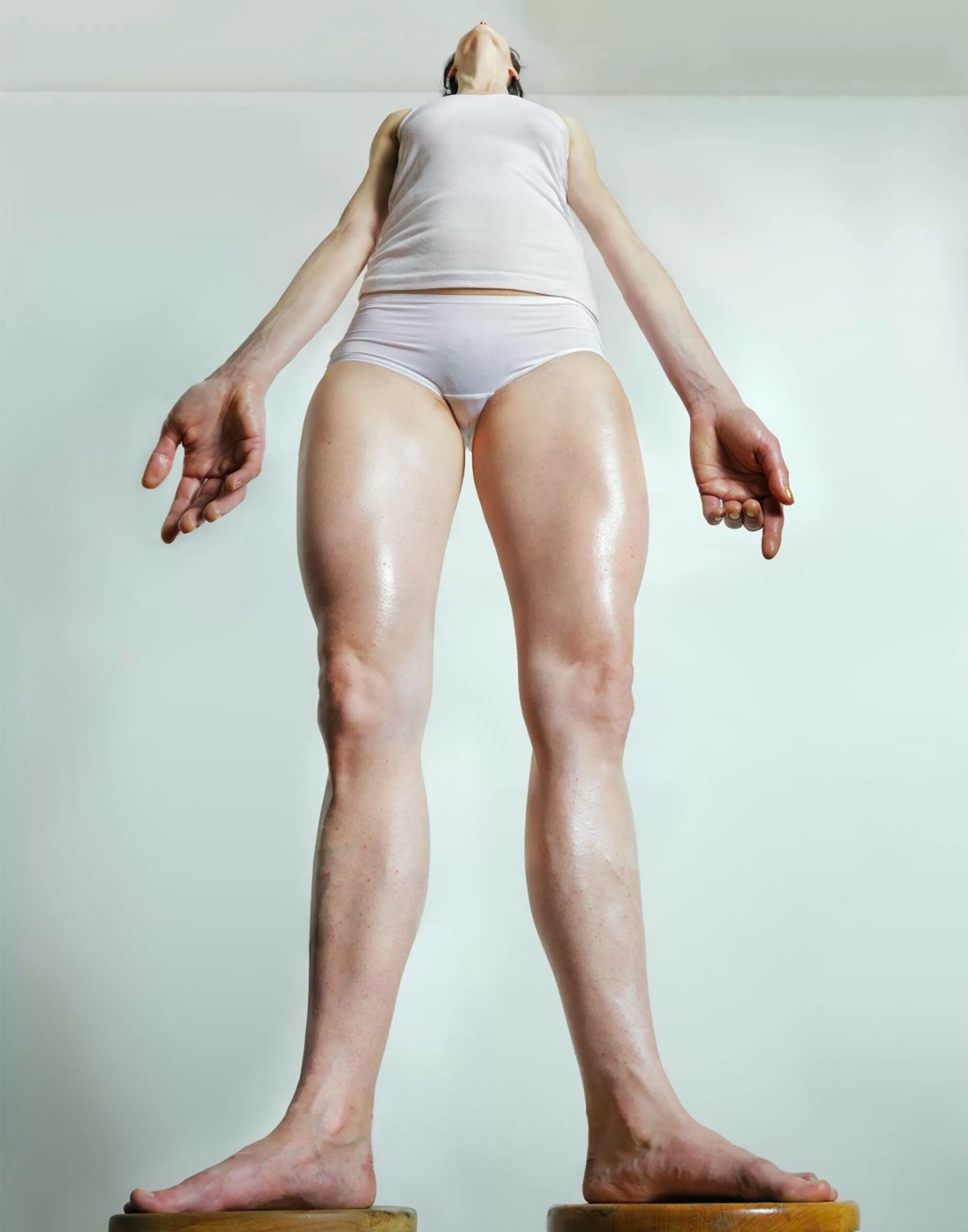 Ноги снизу вверх. Роджер Вайсс необычная перспектива женского тела. Необычный ракурс. Необычный ракурс девушка. Необычное женское тело.
