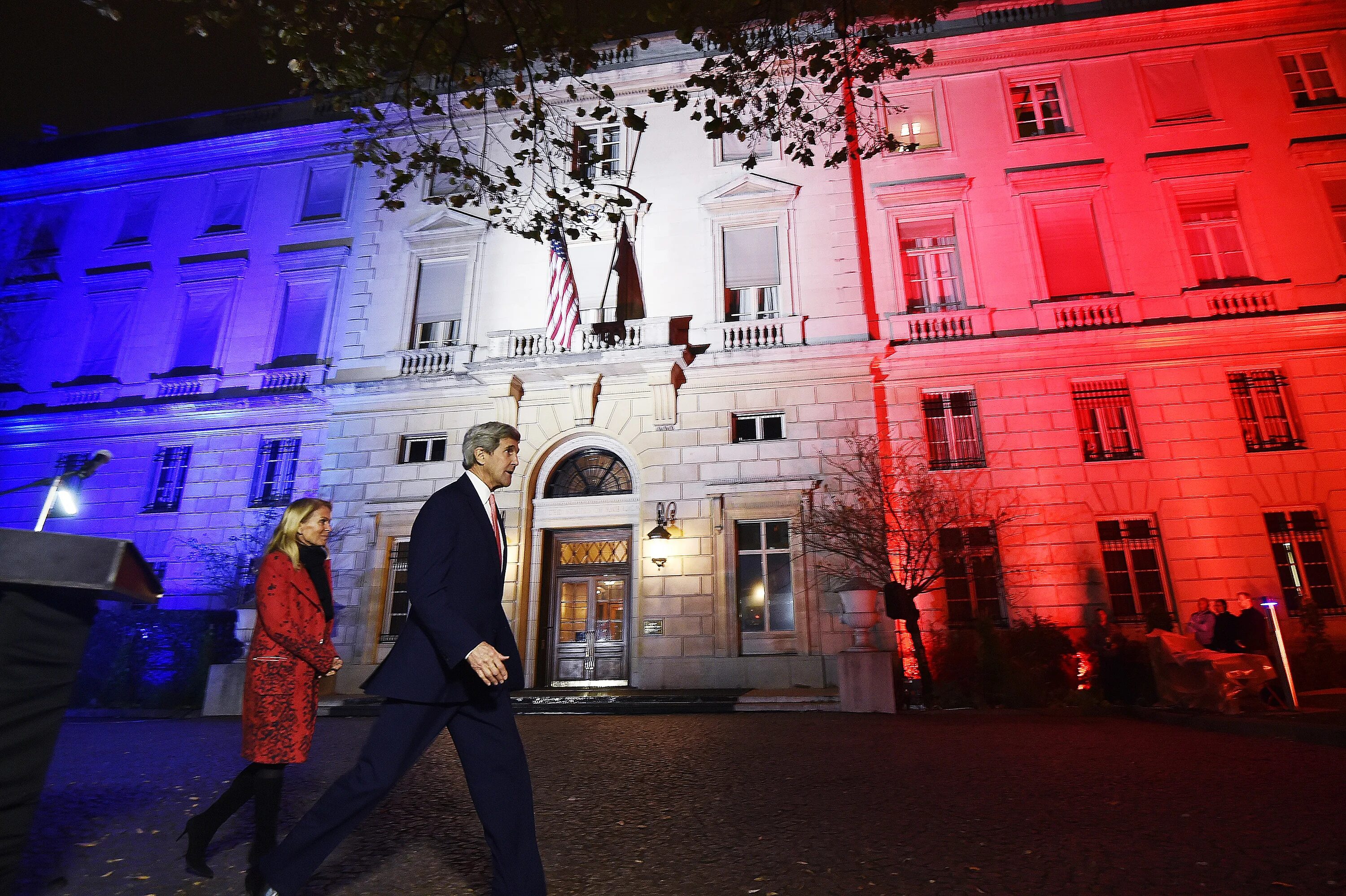 Посол в париже. Американское посольство в Париже. Керри в Париже. Здания посольства США В Париже. Декорации на посольстве США В Париже.