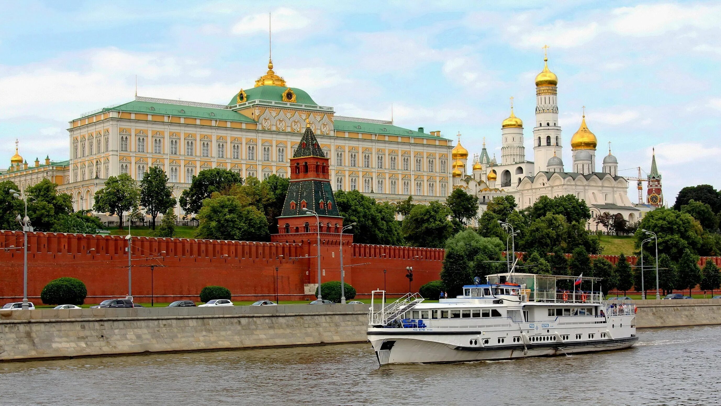 Какие реки протекают у московского кремля. Москва Кремль Москва река. Кремль красная площадь Москва река. Красная площадь с Моска реки. Вид Московского Кремля с Софийской набережной.