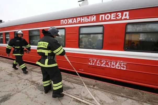 Пожарный поезд МЧС России. Пожарный поезд станция Кизел. Пожарный поезд станция Сольвычегодск. Пожарный поезд РЖД Инта.