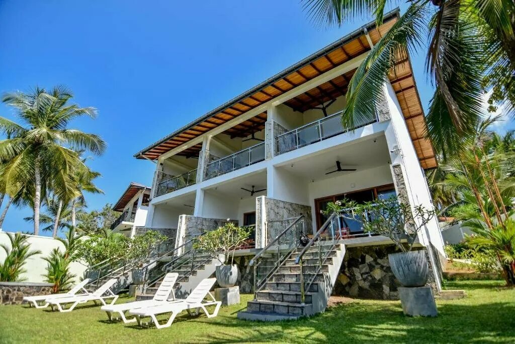 Villa hotel шри ланка. Lanka supercorals hotel 2*. Шри-ланка отели кровать. Риф хиккадува шри-ланка отель. Шри-ланка хиккадува отель ocean view cottage.