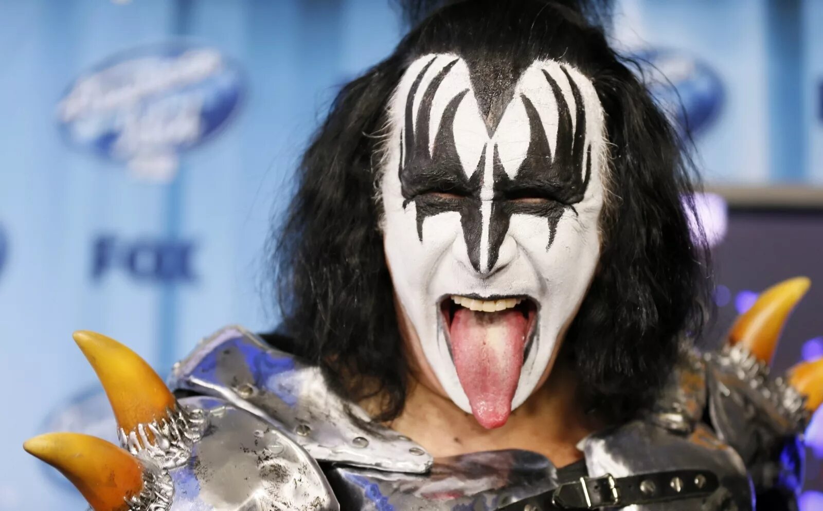 Кис язык. Джин симмонс басист. Группа kiss джин симмонс. Кис язык. Джин симмонс kiss.