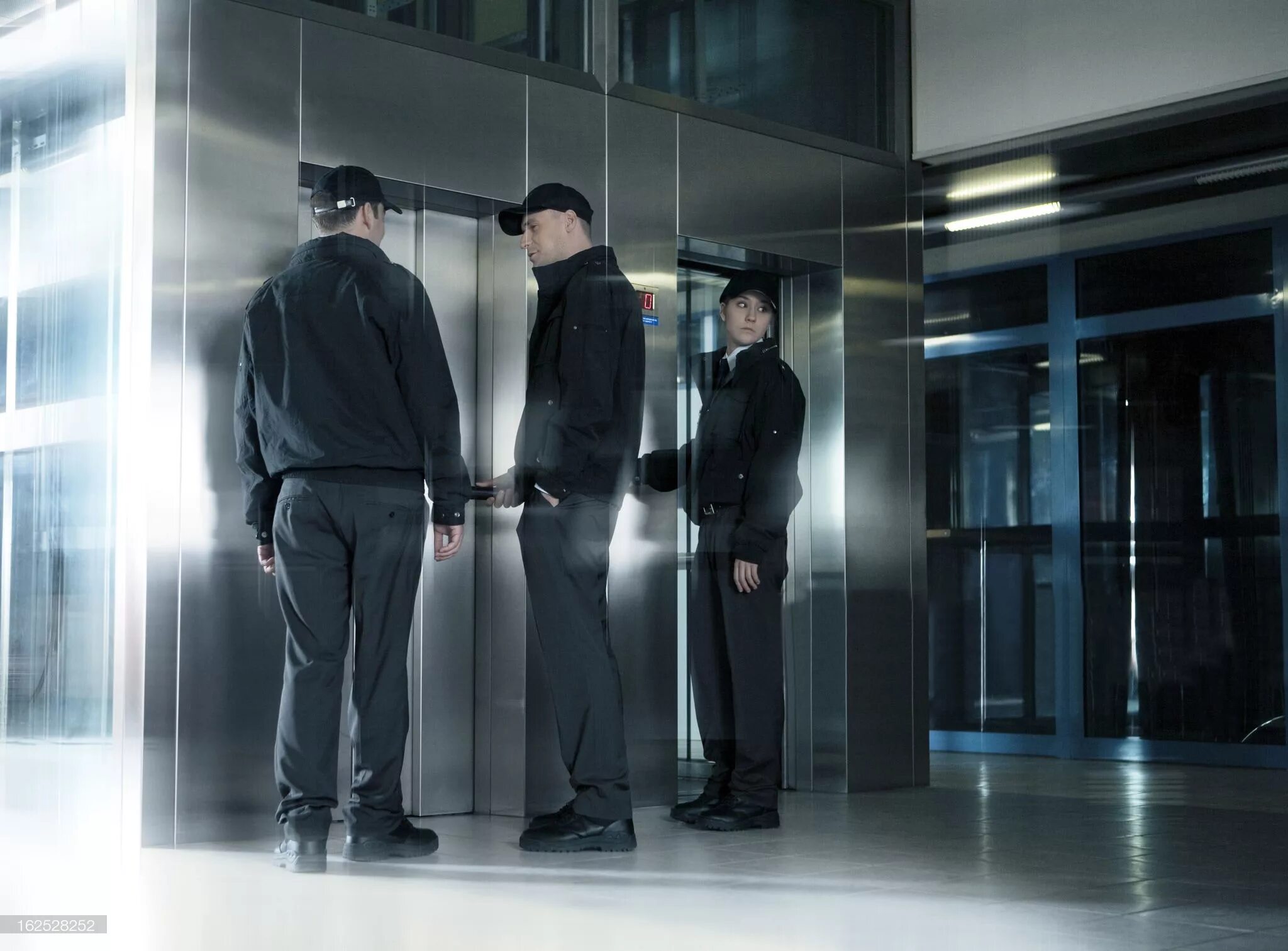 Under security. Физическая охрана. security охрана охрана. охрана банков. физическая охрана стационарных объектов.