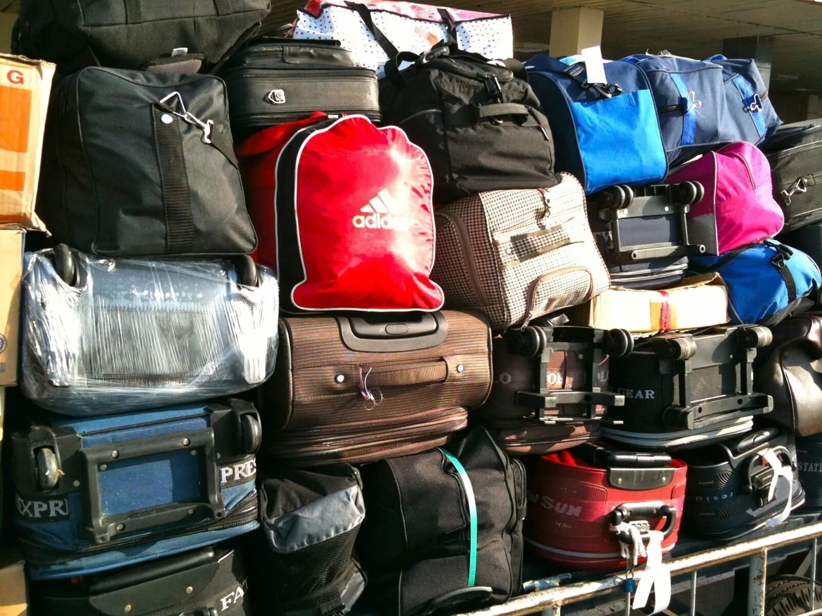 Сумка чемодан. Сумка багаж к. Багажные сумки для самолета. Багаж в самолете сумки,чемодан.