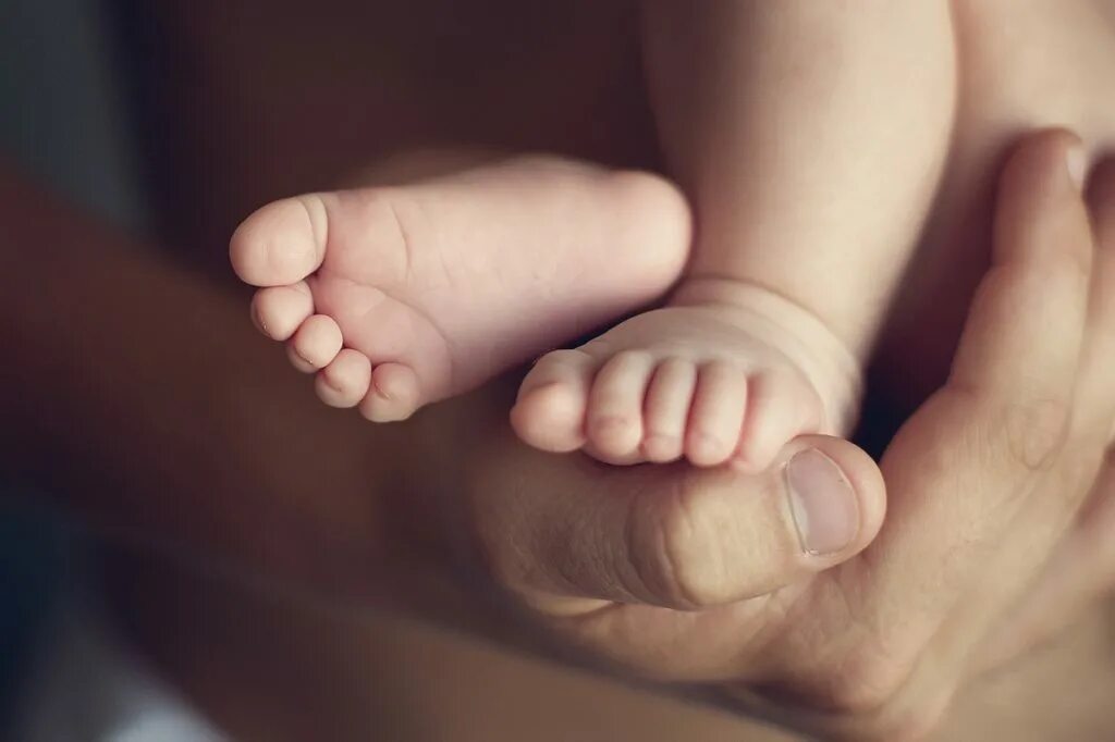 ножки и руки новорожденных. ножки младенца. маленькие ножки руки. ножки новорожденного ребенка. ножки новорожденного.