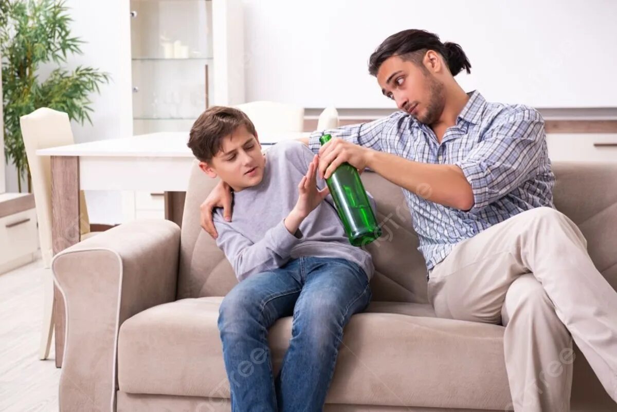 фотосессия чаепитие с сыном. объятия мамы. Mom son drunk. Mom son drunk. алкоголизм в семье.