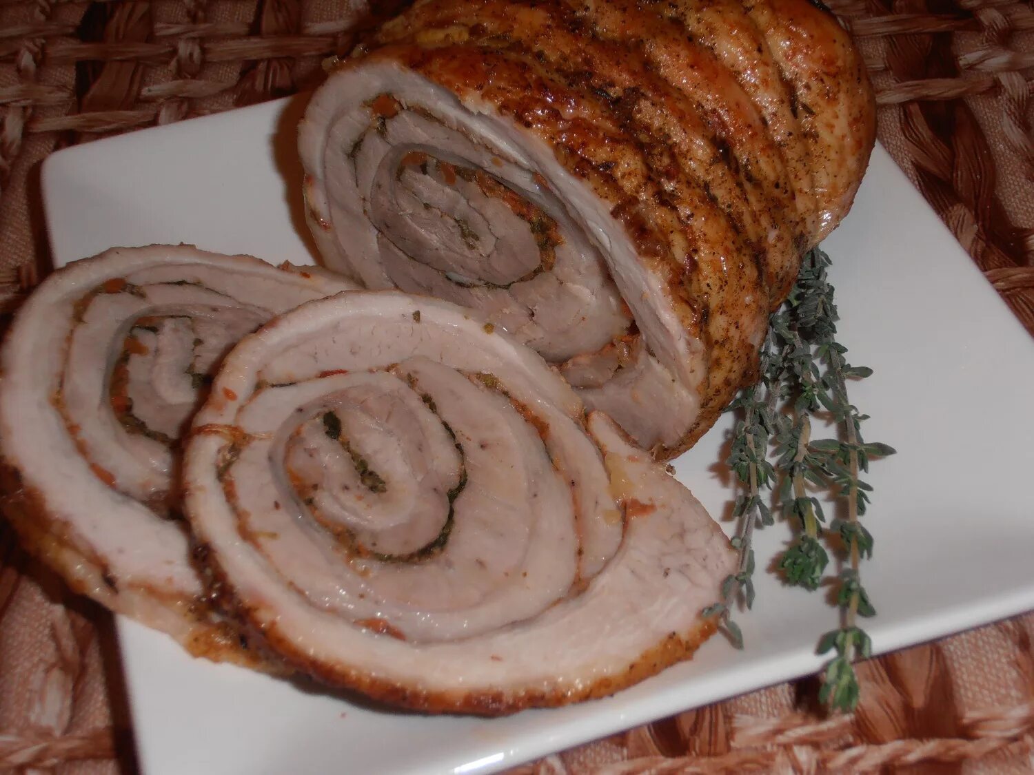 брюшина свиная в духовке. брюшина в духовке рецепт. рулет из свиной брюшины в духовке. рулет с брюшины свиной. пузанина свинины в духовке.