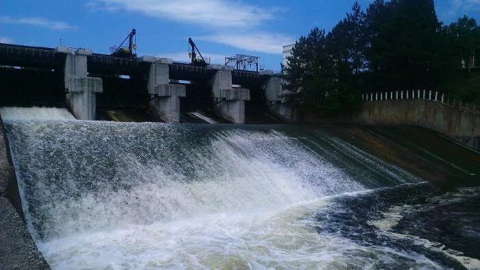 Сброс воды десногорское. Десногорское водохранилище плотина. Десногорск водосброс. Водосброс Смоленской ГЭС. Десногорск плотина.