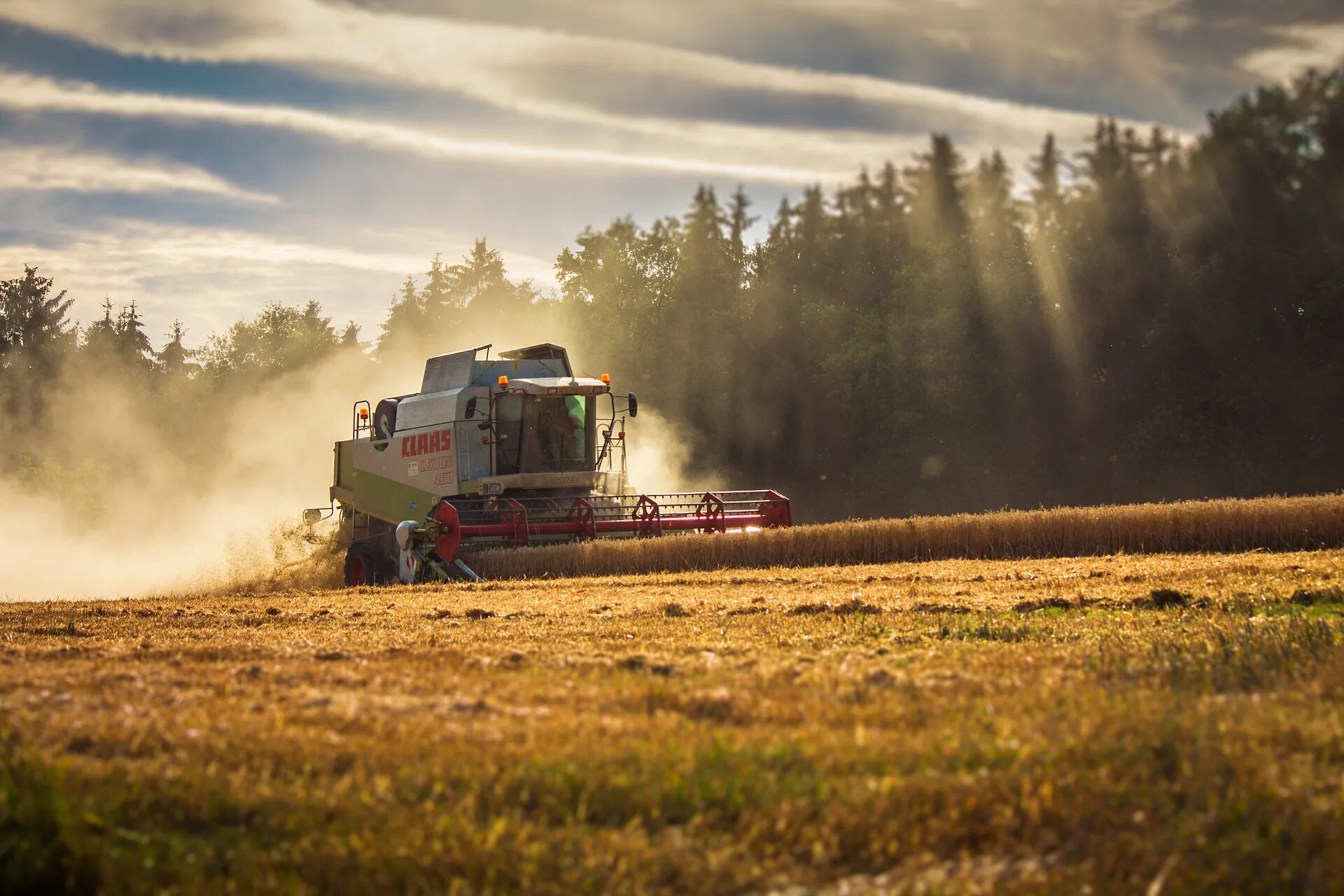 Fendt комбайн. Комбайн Harvest. Комбайн в поле.