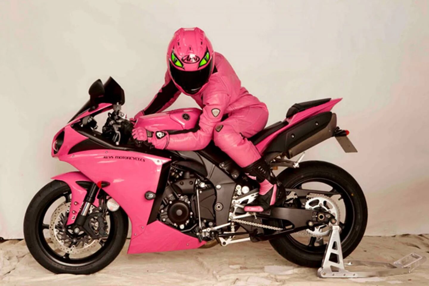 Розовый мотоцикл для девочки. Yamaha r1 розовая. ямаха r1 розовый. ямаха р1 розовый металлик. розовый мотоцикл ямаха р1.