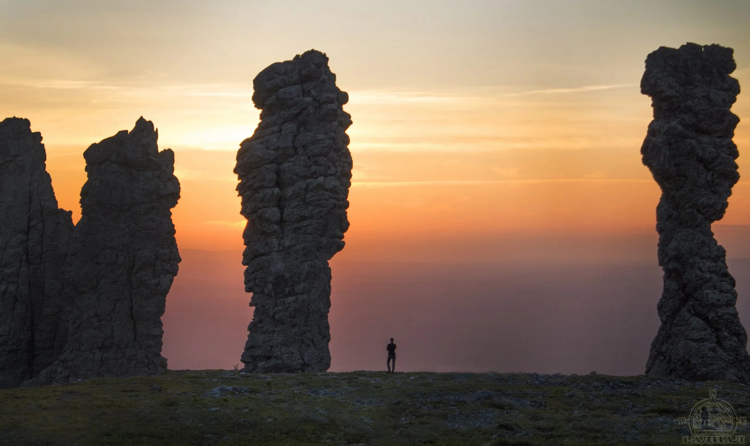 Столбы выветривания маньпупунёр. Плато мань. Столбы выветривания на плато маньпупунёр. Столбы выветривания на плато мань-пупу-нёр. Мань-пупу-нёр столбы выветривания.