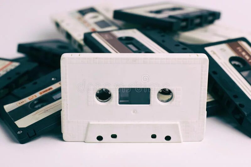 Черная белая кассета. Белая кассета. Голубая кассета на белом фоне. Белая кассета на чёрном фоне. Белая кассета с джанглом.