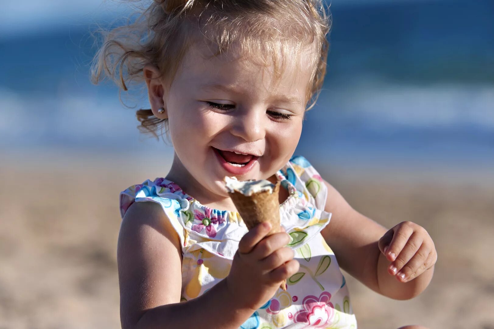 Какие сладкие детки. Мороженое для детей. Малыш ест мороженое. Дети едят мороженое. Мороженое лето.