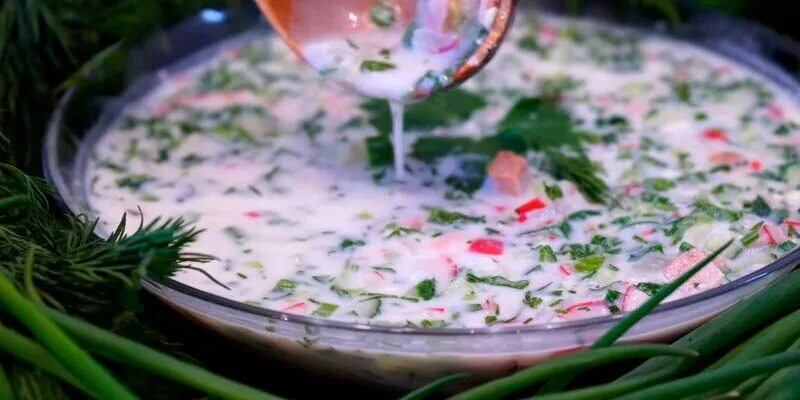 Рецепт окрошки классической с колбасой на сметане. Окрошка. окрошка на квасе. окрошка на сметане и воде. окрошка на квасе со сметаной.