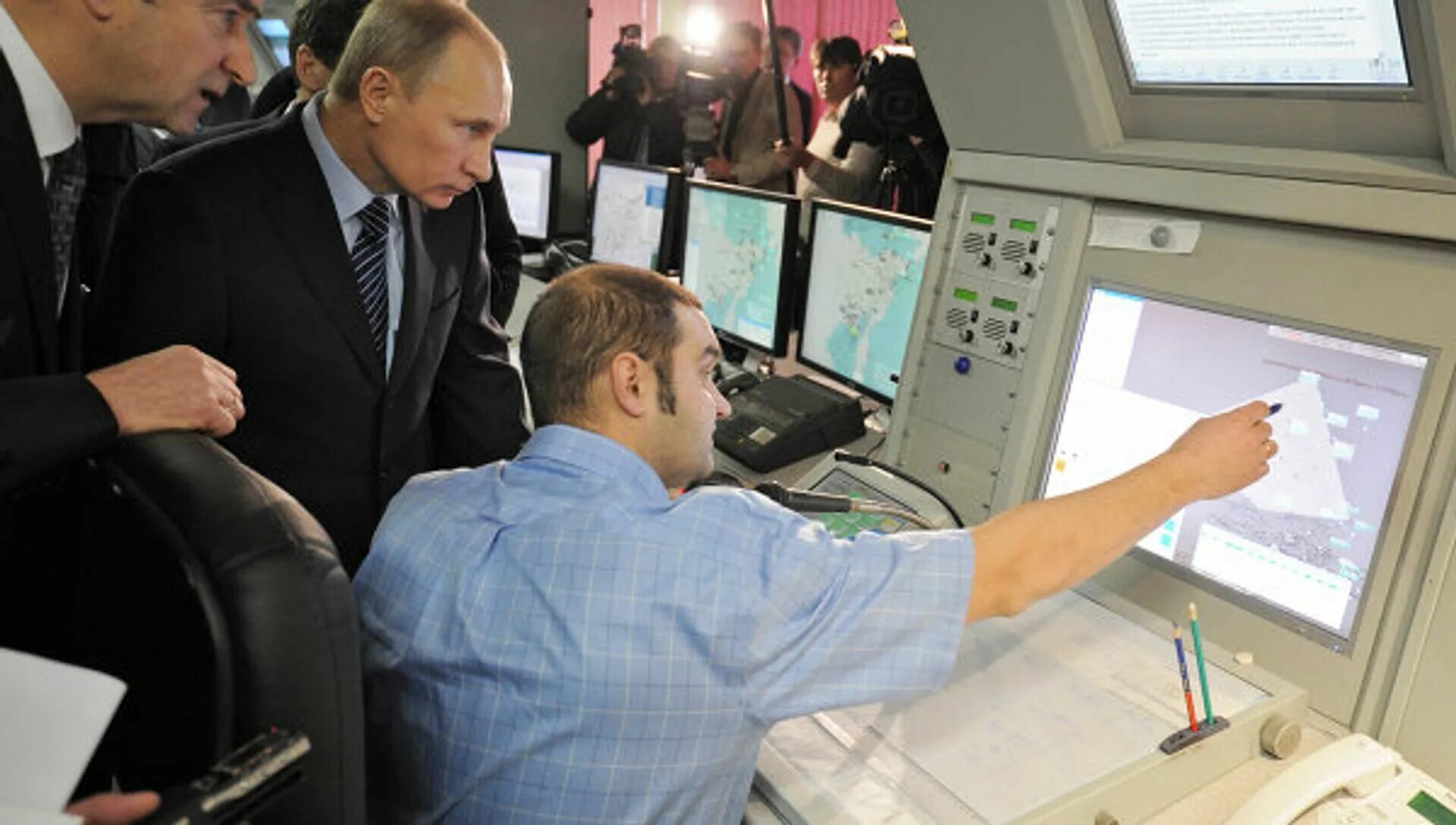 Диспетчер магадан. Путин в цупе. авиадиспетчер. центр управления полетами магадан. путин в лаборатории.