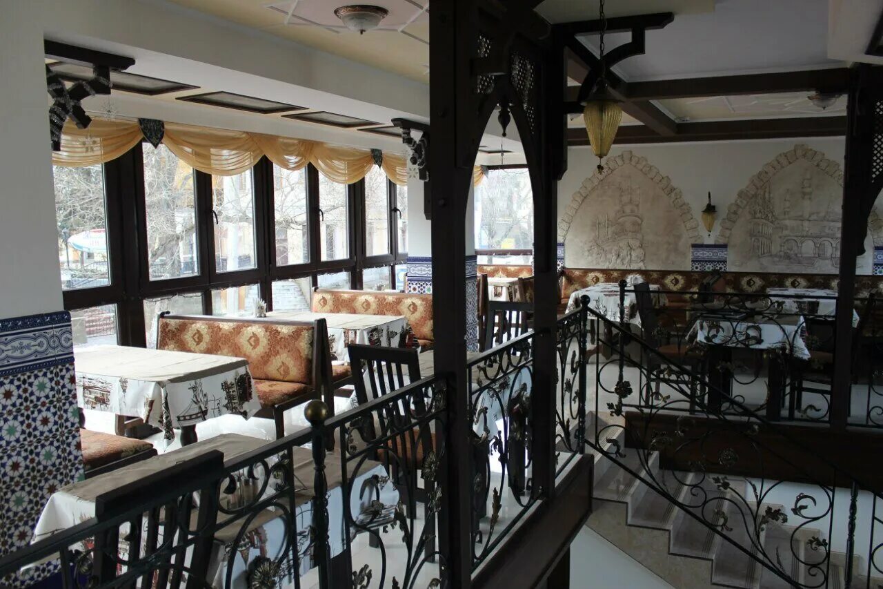 кафе старый город в феодосии. кафе городе феодосия. чарочка у кумы феодосия крым. чарочка у кумы в феодосии. кафе веранда феодосия.