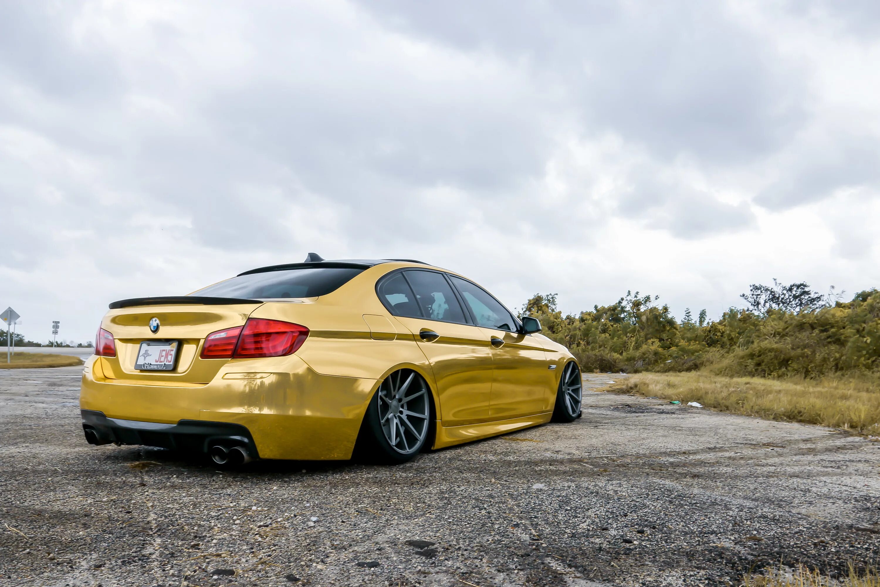 Золотая м5. BMW f30 Gold. BMW m5 f10 Золотая. BMW f30 золотистый. БМВ м5 заниженная.