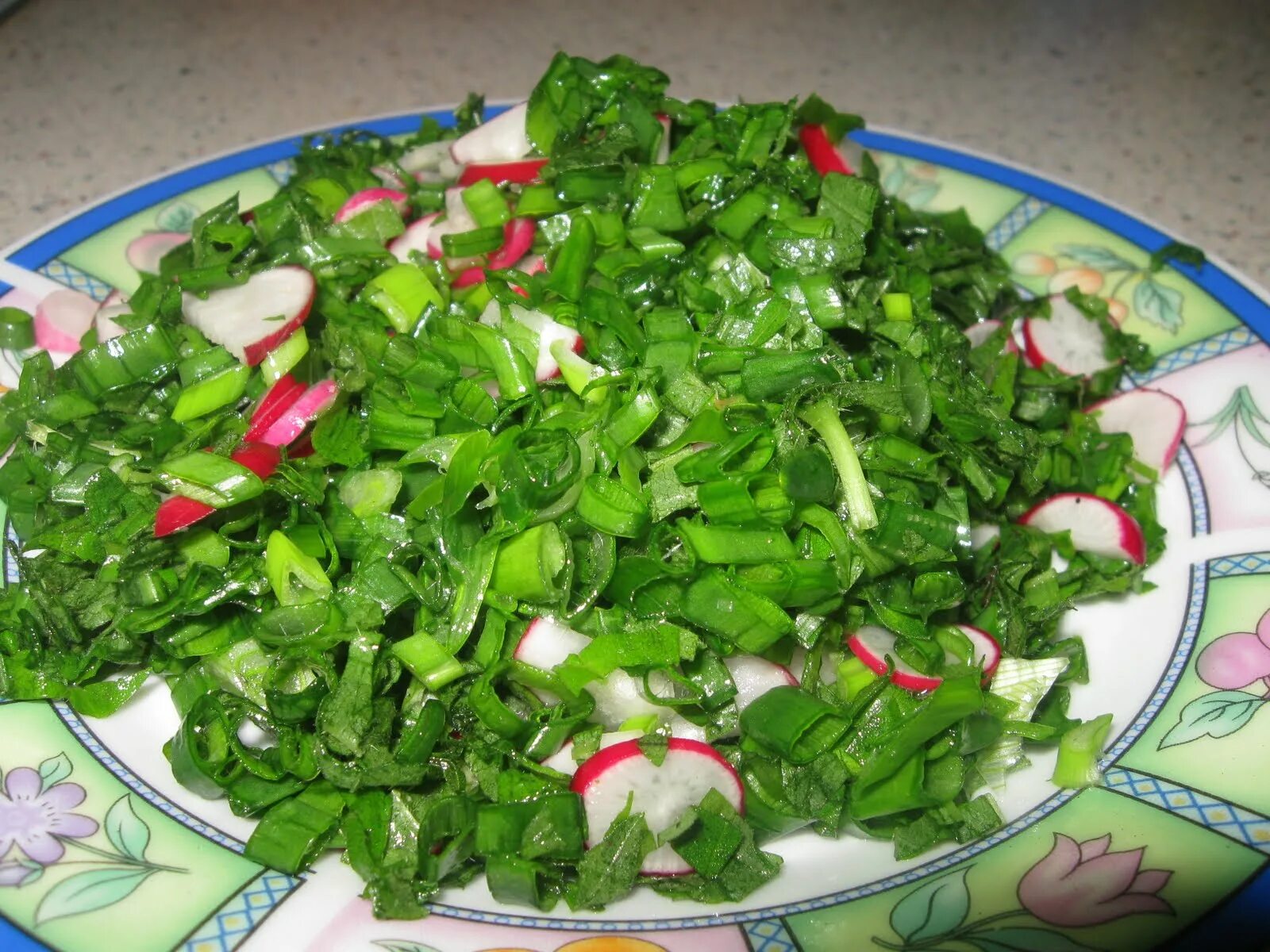 Зелень для салатов. Зеленый салат. Салат с зеленым луком. Салат с крапивой.