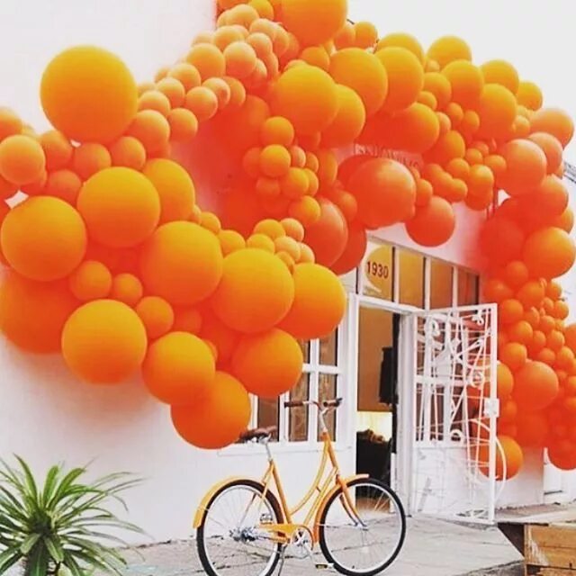 Бренд с оранжевой волной. Оранжевый лидер. Ворд оранжевый. 2 part orange. Ярко оранжевый фон.