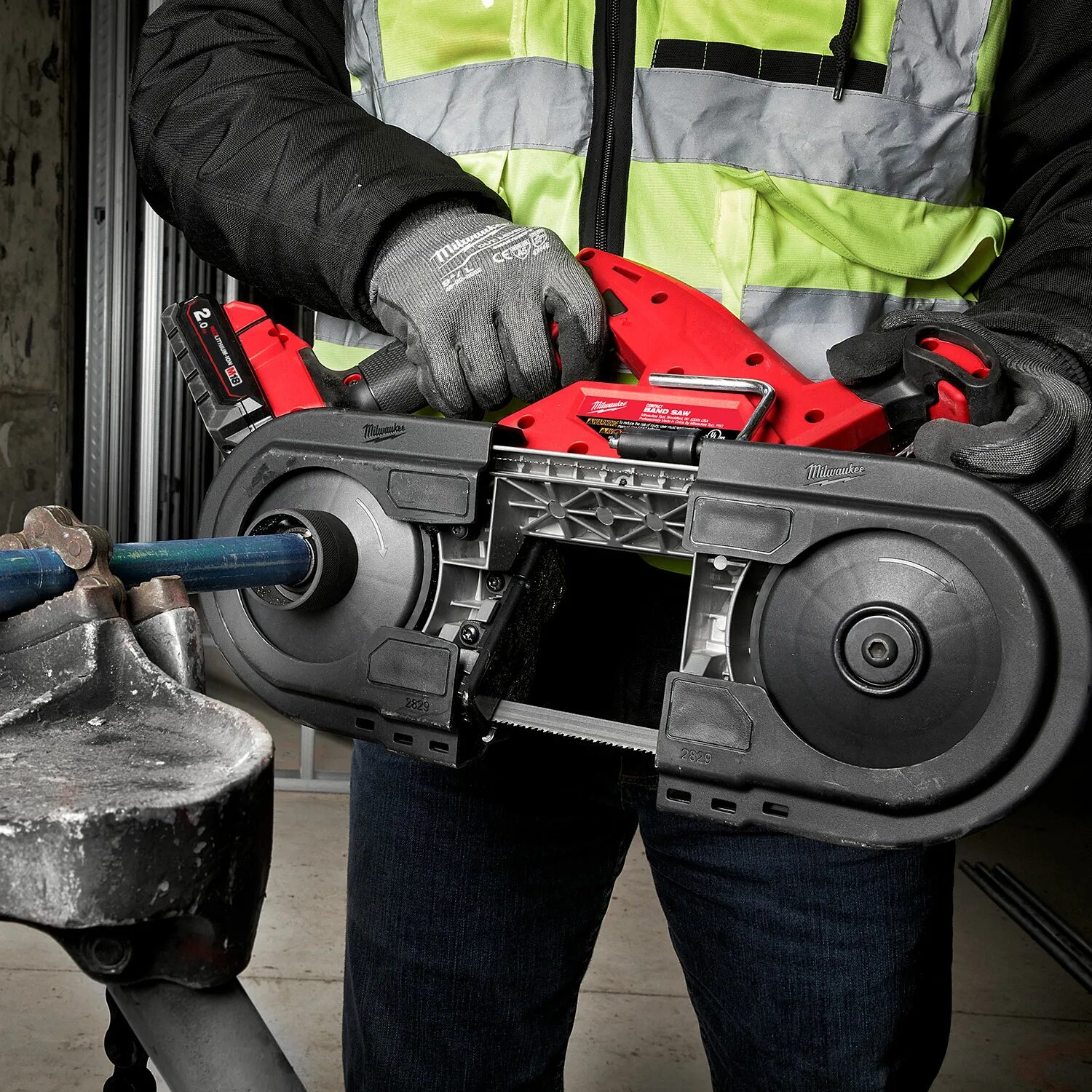 Ленточная пила Milwaukee. Ленточная пила Milwaukee m18 FBS. Пила аккумуляторная ленточная Makita bpb180rfe. Milwaukee m18 fuel. Какое масло для аккумуляторной пилы