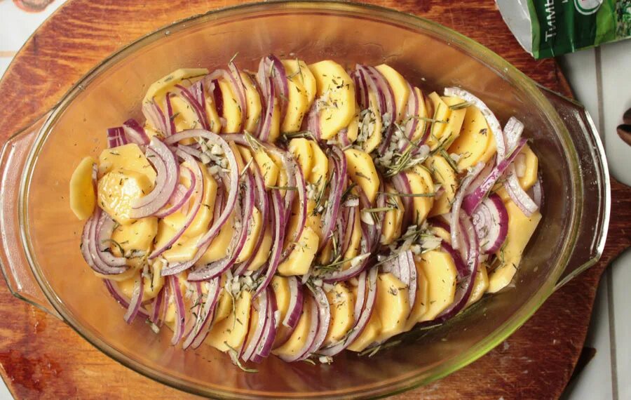 картофель на луке в духовке. блюда с картошкой в духовке. картошка с майонезом и луком. картофель с овощами в духовке. картофель в духовке с сыром и майонезом.