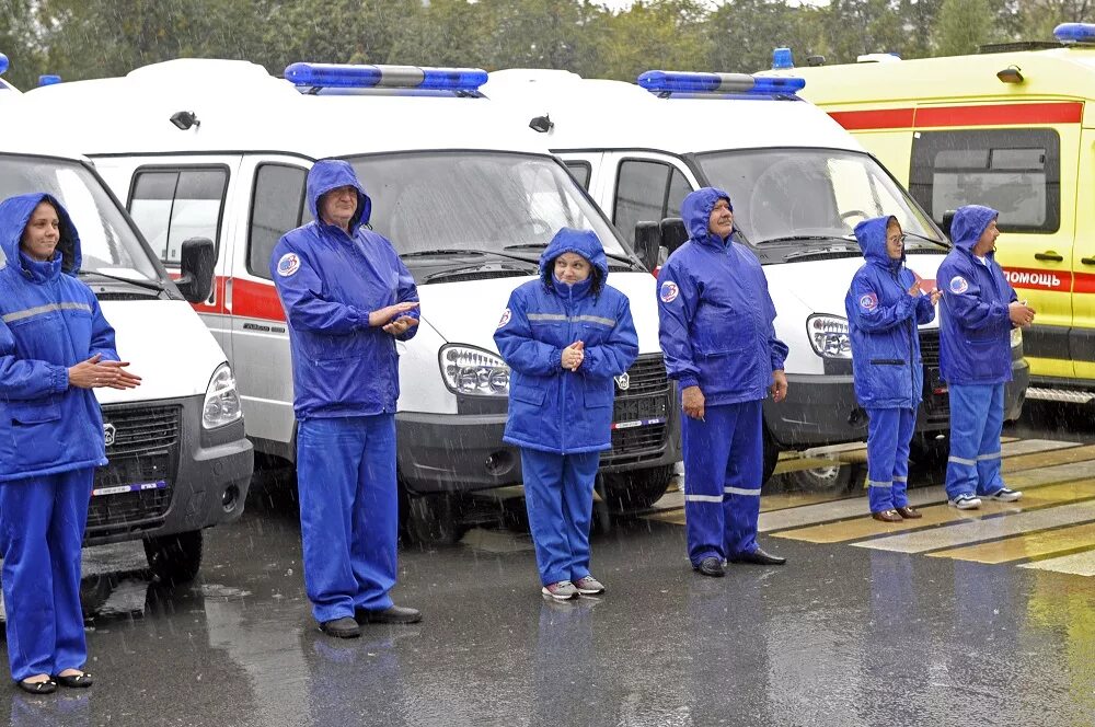 6 бригада скорой помощи. Бригада скорой медицинской помощи. Врач скорой. Фельдшер.