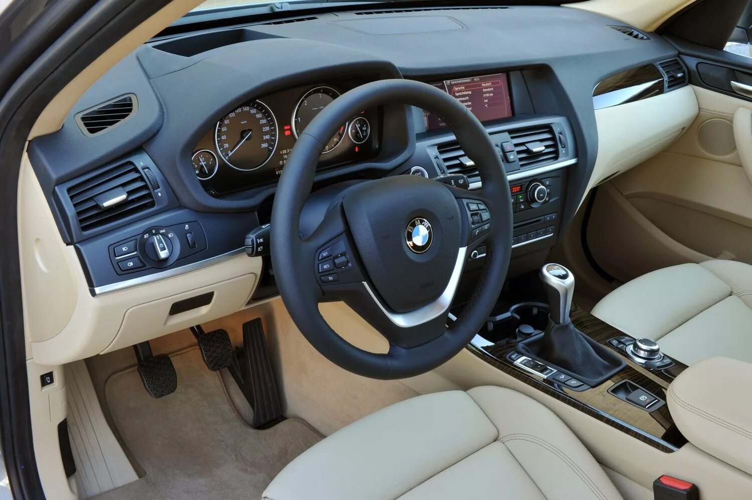 Бмв х3 какой бензин. Бмв х3 салон. bmw x3 2010 салон. bmw x3 белый салон. bmw x3 2013 салон.