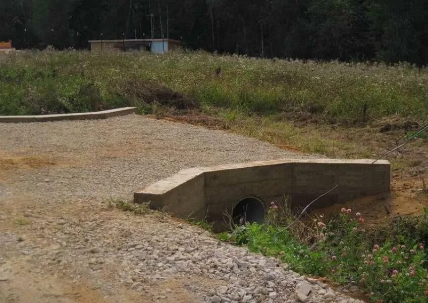 Водопропускная труба под железной дорогой. Заезд на участок через канаву. Бетонные оголовки для канавы. Дренажная труба для дороги. Труба для дренажной канавы для заезда.