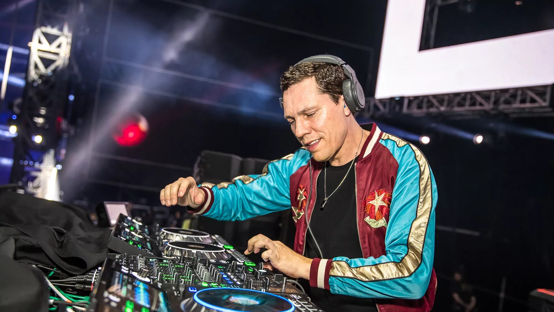 Both tiesto feat 21. Диджей Тиесто. Тиесто 2022. Тиесто 2021. DJ Tiesto 2022.