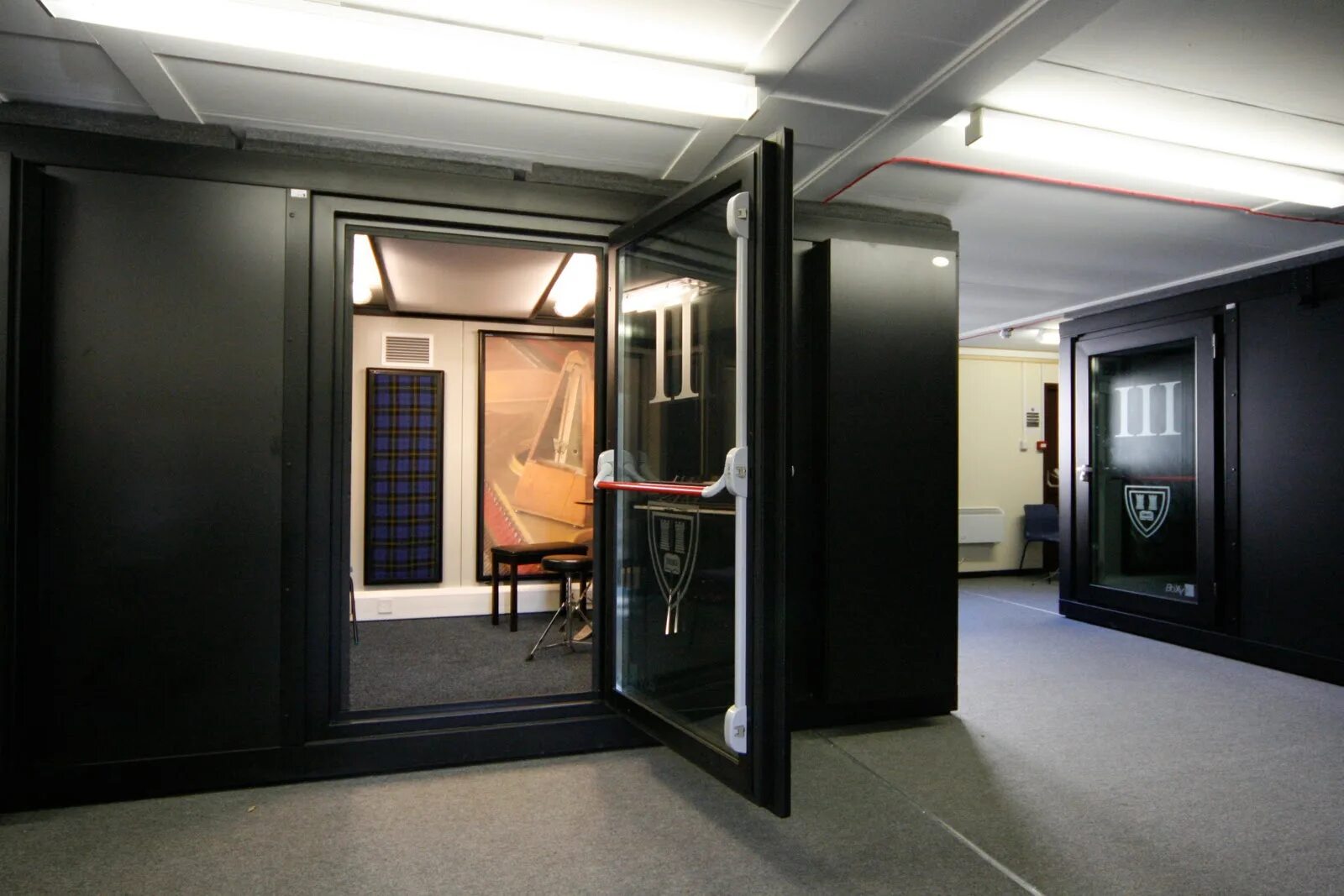 Blender комната. Комната трансформер выдуманная. Мебель польша helvetia. Сферический стол для студии. Кровать хауга в интерьере.