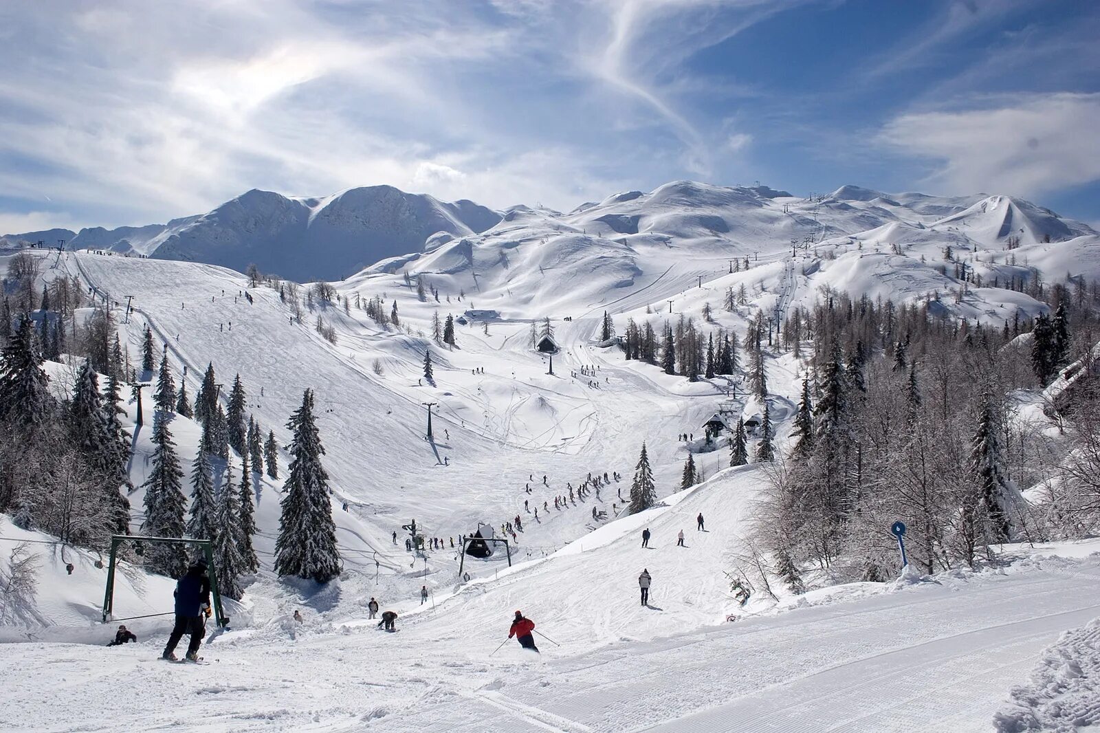 Лучшие горнолыжки. Бохинь Словения горнолыжный курорт. Вогель горнолыжный курорт. Мерибель Моттаре Франция. Алтайские Альпы горнолыжный курорт.
