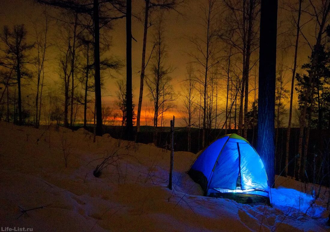 палатка в зимнем лесу. палатка зимой в лесу. зимний кемпинг. зимний кемпинг. палатка в горах ночью.