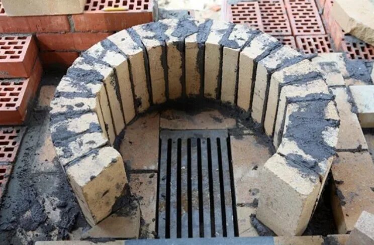 Печь для казана сталика ханкишиева. Мангалы из кирпича с печкой для казана. Уличная печь для казана из кирпича. Печь под казан из кирпича своими руками. Печка под казан из кирпича.