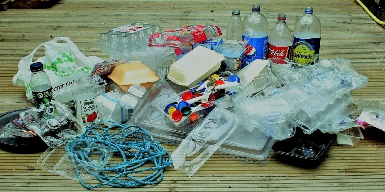 Use plastic. Single use plastic. using plastic. dingle use plastic. использование бумаги и стекла вместо пластика фото.