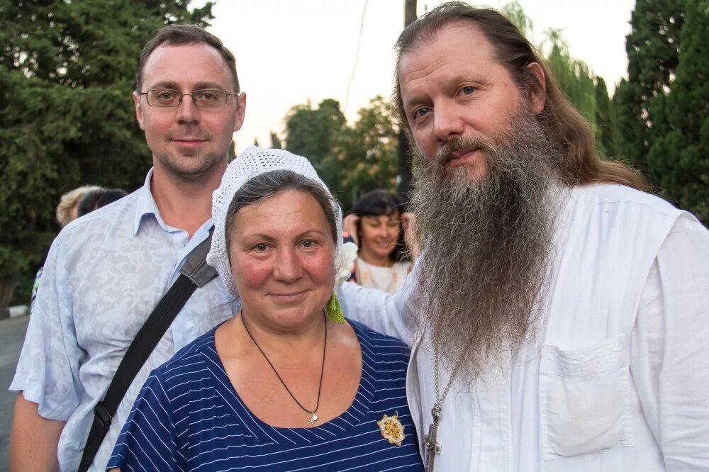 протоиерей артемий владимиров и матушка елена. в семье не без священника фильм 2015. молодые семьи священников. жизнь семьи священника. "семья священника романова" курск.